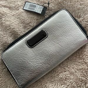 Marc Jacob wallet work wear style